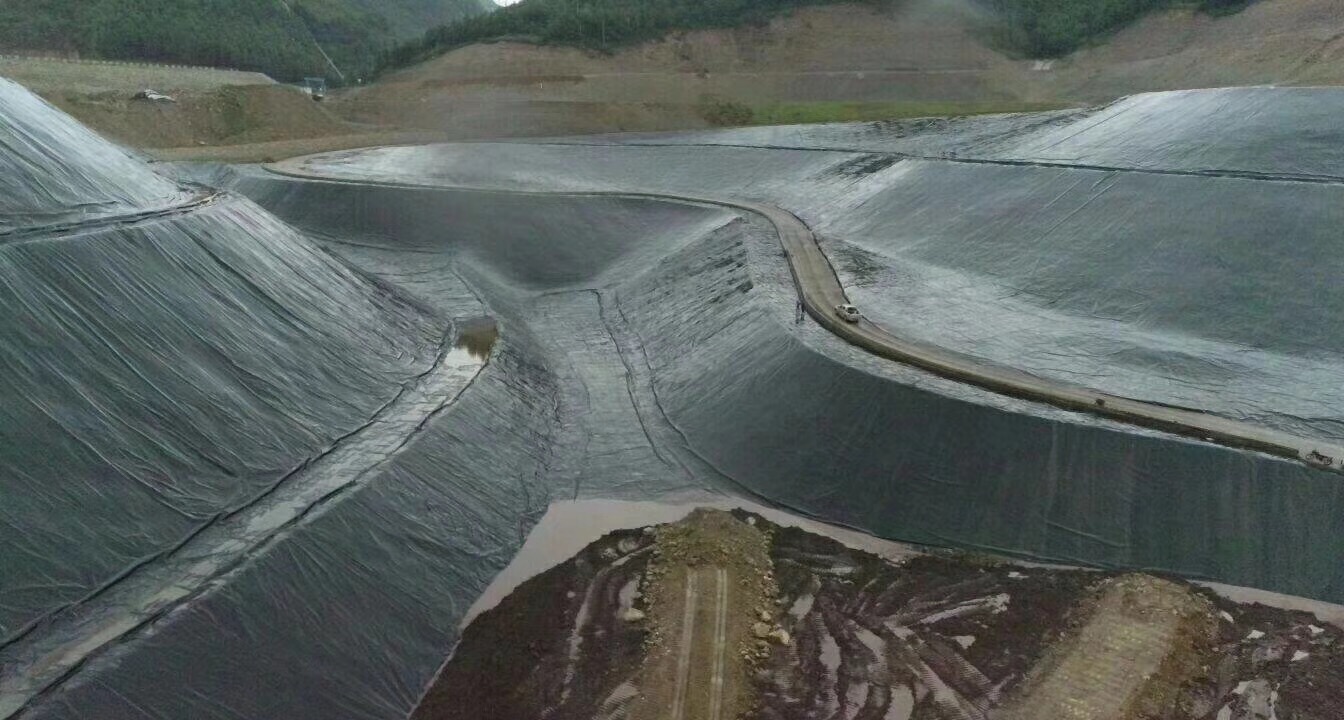 在大风中该怎样进行土工膜的铺设